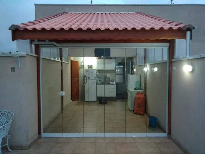 [Imagem de uma cortina de vidro moderna em uma varanda]